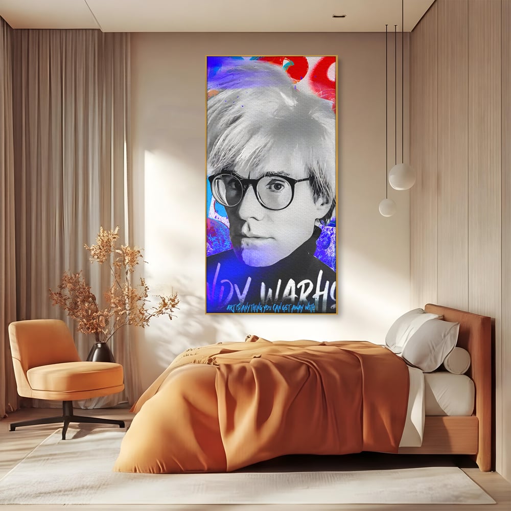 Tablou canvas cu tablou canvas cu portretul lui andy warhol, in rama de aluminiu auriu, pe perete intr-un dormitor